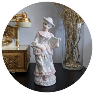 ✨Porcelain 1700's Lady Figurine